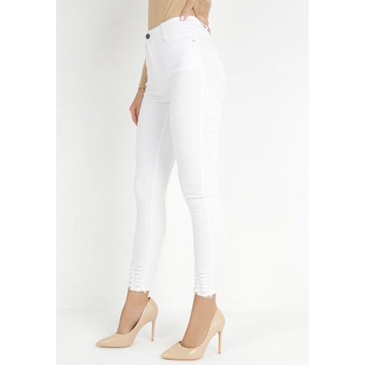 Białe Jeansy Skinny z Postrzępioną Nogawką Chiteli ze sklepu Born2be Odzież w kategorii Jeansy damskie - zdjęcie 149034138