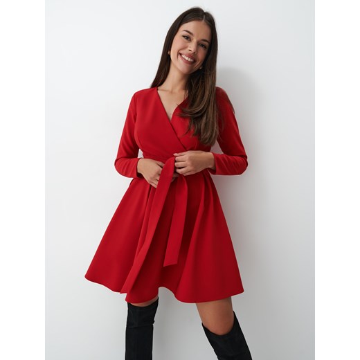Mohito - Czerwona sukienka mini z wiązaniem - Czerwony Mohito 32 Mohito okazyjna cena
