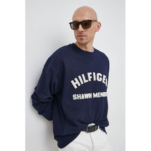 Tommy Hilfiger bluza x Shawn Mendes męska kolor granatowy z aplikacją ze sklepu ANSWEAR.com w kategorii Bluzy męskie - zdjęcie 149403979