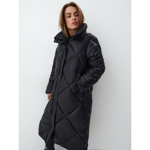 Mohito - Czarny pikowany płaszcz - Czarny ze sklepu Mohito w kategorii Płaszcze damskie - zdjęcie 149447728