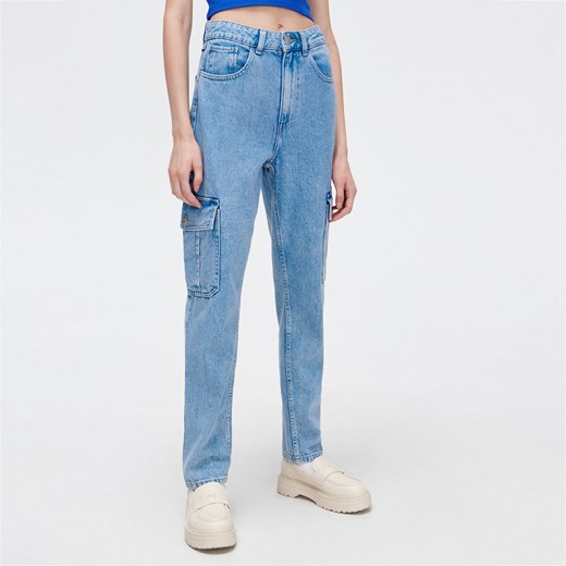 Cropp - Jeansy mom cargo - Niebieski Cropp 36 promocja Cropp