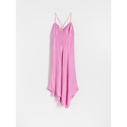 Sukienka Reserved z dekoltem w serek z krótkim rękawem różowa elegancka dopasowana 