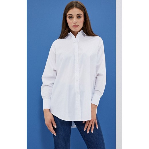 Luźna koszula z kołnierzykiem w kolorze białym 4002, Kolor biały, Rozmiar M, Moodo ze sklepu Primodo w kategorii Koszule damskie - zdjęcie 149521048