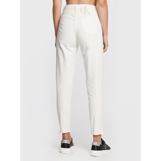 Calvin Klein Jeans Jeansy J20J219525 Biały Mom Fit 26 MODIVO wyprzedaż