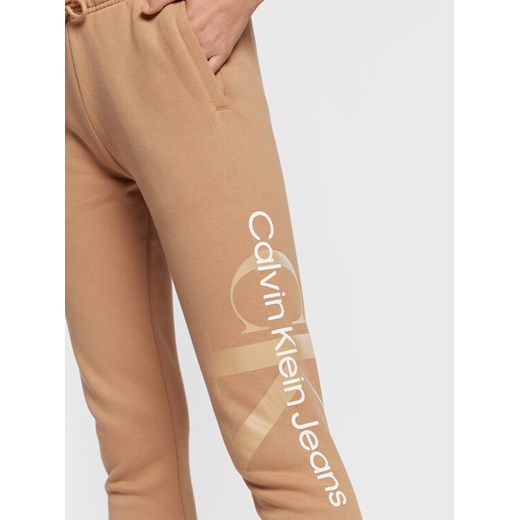 Calvin Klein Jeans Spodnie dresowe J20J219743 Brązowy Regular Fit L okazyjna cena MODIVO