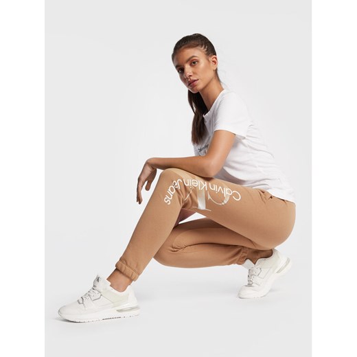 Calvin Klein Jeans Spodnie dresowe J20J219743 Brązowy Regular Fit S wyprzedaż MODIVO