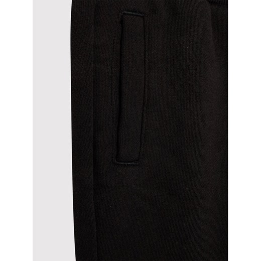 Calvin Klein Jeans Spodnie dresowe Badge Cargo IB0IB01190 Czarny Regular Fit 14Y okazja MODIVO