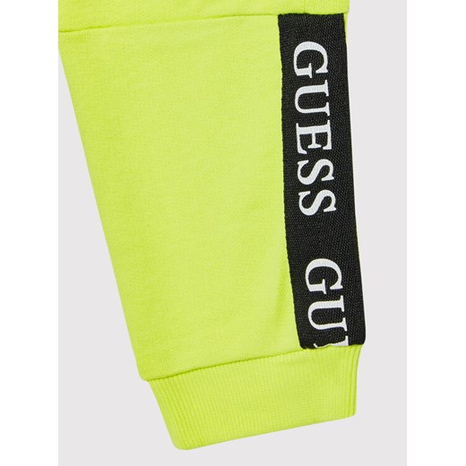 Guess Spodnie dresowe N2RQ11 KA6R0 Zielony Regular Fit Guess 6Y okazja MODIVO