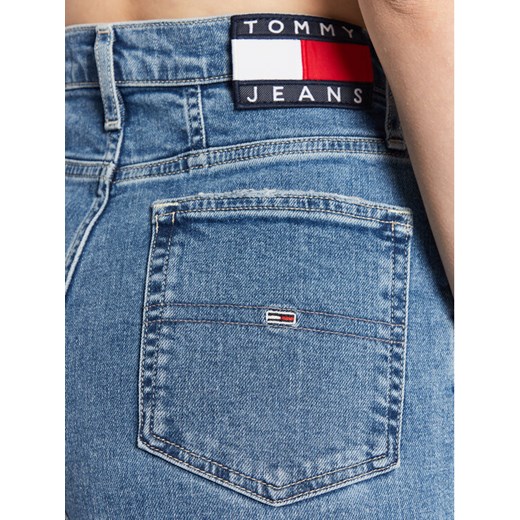 Tommy Jeans Jeansy Mom DW0DW13381 Niebieski Tapered Fit Tommy Jeans 24_28 okazyjna cena MODIVO