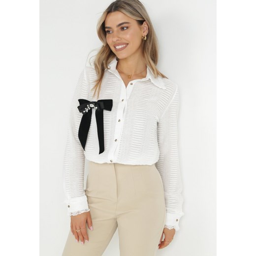 Biała Koszula z Prążkowanej Tkaniny z Ozdobną Broszką z Cyrkoniami Ahmira ze sklepu Born2be Odzież w kategorii Koszule damskie - zdjęcie 150807975