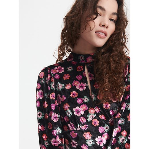 Sukienka Reserved casual mini w kwiaty z okrągłym dekoltem z długim rękawem wiosenna