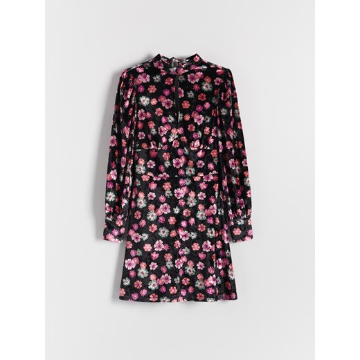 Sukienka Reserved z długim rękawem z okrągłym dekoltem casual w kwiaty mini