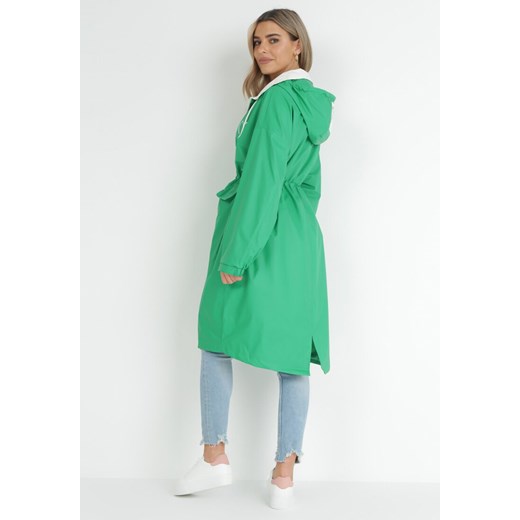 Zielony Przeciwdeszczowy Płaszcz z Kapturem i Sznurkiem w Pasie Ayara S promocja Born2be Odzież
