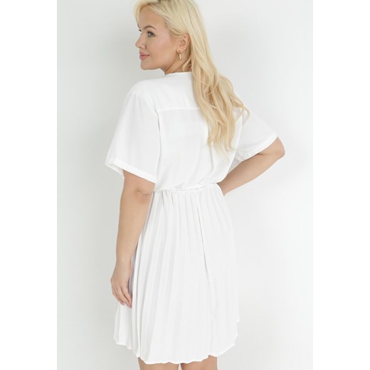 Biała Sukienka z Kopertowym Dekoltem Wiązanym Paskiem i Gumką w Pasie Vung XL wyprzedaż Born2be Odzież