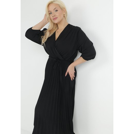 Czarna Plisowana Sukienka Maxi z Kopertowym Dekoltem i Wiązaniem w Talii Lariah 4XL okazja Born2be Odzież