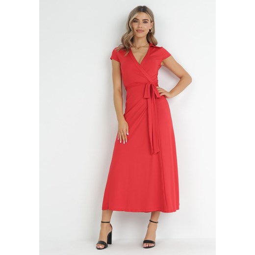 Czerwona Sukienka Maxi o Kopertowym Kroju z Wiązaniem i Kołnierzykiem Caleb ze sklepu Born2be Odzież w kategorii Sukienki - zdjęcie 151104257