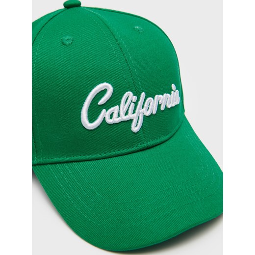 Zielona czapka z daszkiem i aplikacją California - Zielony House M House