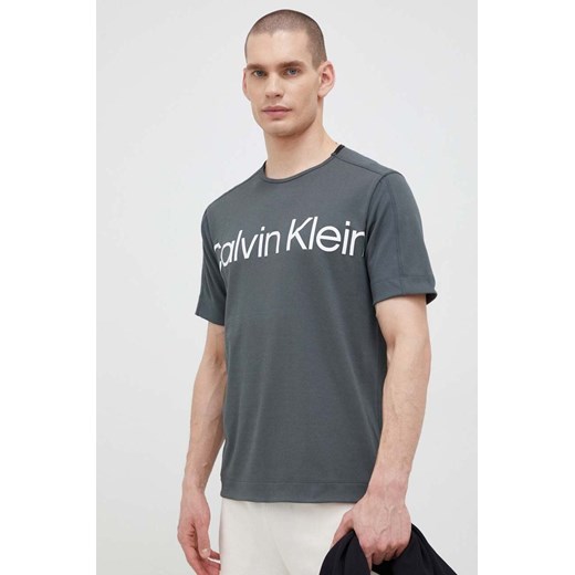 Calvin Klein Performance t-shirt treningowy Effect kolor szary z nadrukiem ze sklepu ANSWEAR.com w kategorii T-shirty męskie - zdjęcie 151809645