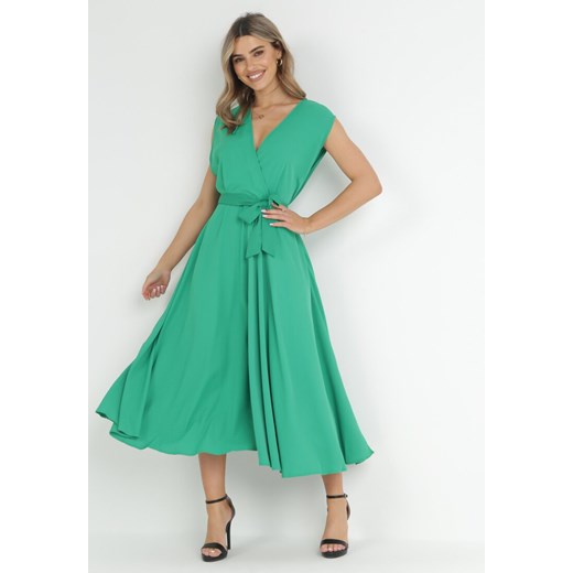 Zielona Sukienka Maxi z Materiałowym Paskiem i Kopertowym Dekoltem Istilla ze sklepu Born2be Odzież w kategorii Sukienki - zdjęcie 151932188