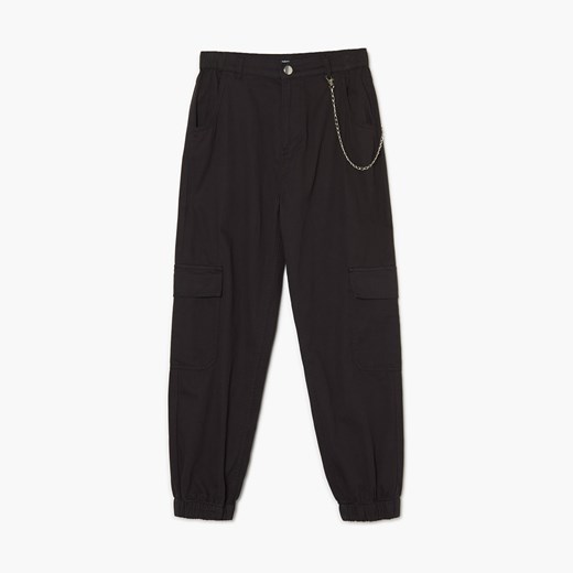 Cropp - Czarne spodnie jogger z kieszeniami cargo - czarny ze sklepu Cropp w kategorii Spodnie damskie - zdjęcie 152310476