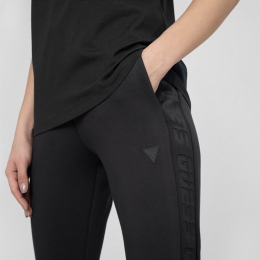 Damskie spodnie dresowe GUESS ALLIE SCUBA CUFF PANTS - czarne Guess XS okazja Sportstylestory.com