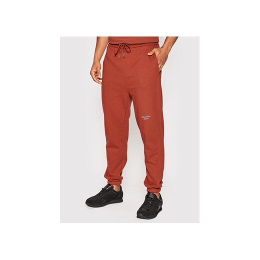 Calvin Klein Jeans Spodnie dresowe J30J320590 Bordowy Regular Fit L MODIVO wyprzedaż