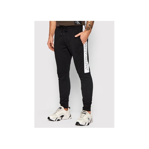 Calvin Klein Jeans Spodnie dresowe J30J318590 Czarny Regular Fit L okazyjna cena MODIVO