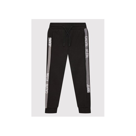 Calvin Klein Jeans Spodnie dresowe Dimension Logo IB0IB01047 Czarny Regular Fit 8Y okazja MODIVO