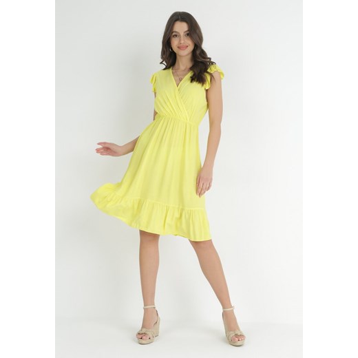 Żółta Wiskozowa Sukienka Mini z Gumką w Talii i Kopertowym Dekoltem Yalemena ze sklepu Born2be Odzież w kategorii Sukienki - zdjęcie 152695467
