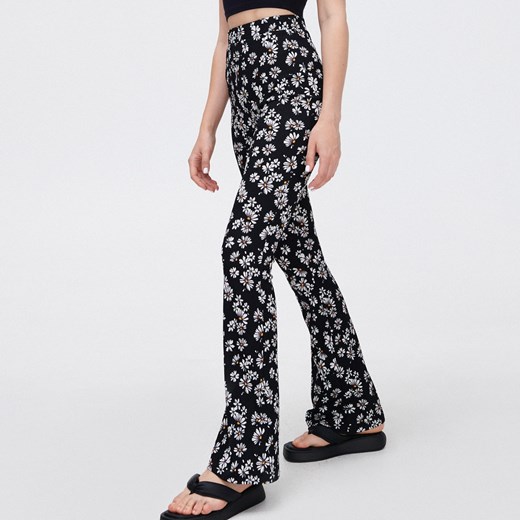 Cropp - Spodnie flare w kwiaty - czarny ze sklepu Cropp w kategorii Spodnie damskie - zdjęcie 153048645