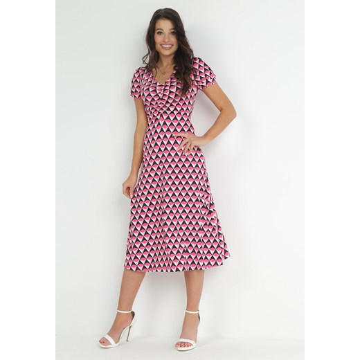 Fuksjowa Sukienka Taliowana z Marszczeniem w Geometryczny Wzór Garnette ze sklepu Born2be Odzież w kategorii Sukienki - zdjęcie 153135795
