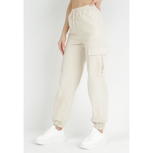 Jasnobeżowe Spodnie z Kieszeniami Cargo High Waist z Gumką w Pasie Janesa ze sklepu Born2be Odzież w kategorii Spodnie damskie - zdjęcie 153138555
