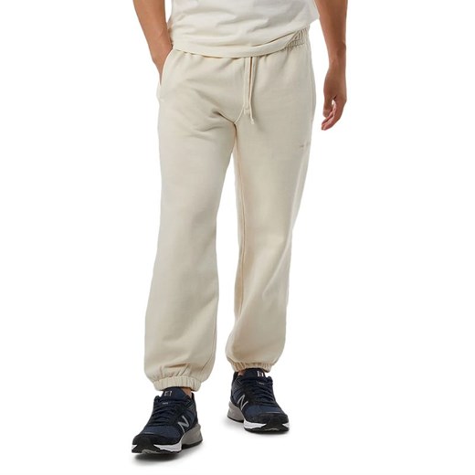 Spodnie dresowe New Balance MP23551GIE - beżowe ze sklepu streetstyle24.pl w kategorii Spodnie męskie - zdjęcie 153185825