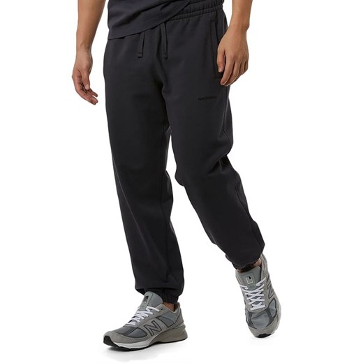 Spodnie dresowe New Balance MP23551PHM - czarne ze sklepu streetstyle24.pl w kategorii Spodnie męskie - zdjęcie 153185828