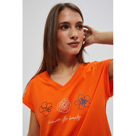 T-shirt z dekoltem w serek i nadrukiem pomarańczowy ze sklepu Moodo.pl w kategorii Bluzki damskie - zdjęcie 153348147