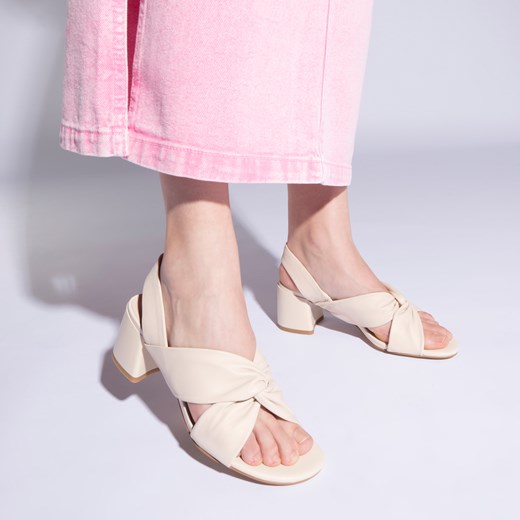 Damskie sandały z miękkiej skóry na słupku kremowe ze sklepu WITTCHEN w kategorii Sandały damskie - zdjęcie 153707928