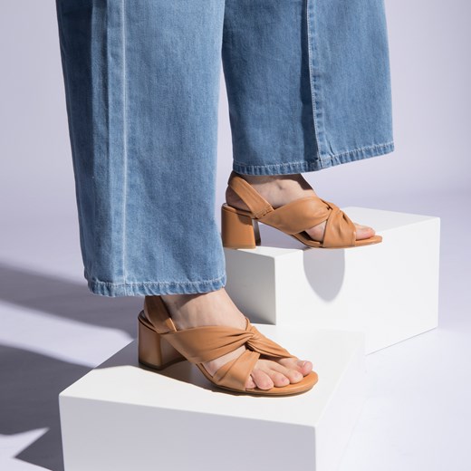 Damskie sandały z miękkiej skóry na słupku brązowe ze sklepu WITTCHEN w kategorii Sandały damskie - zdjęcie 153707929