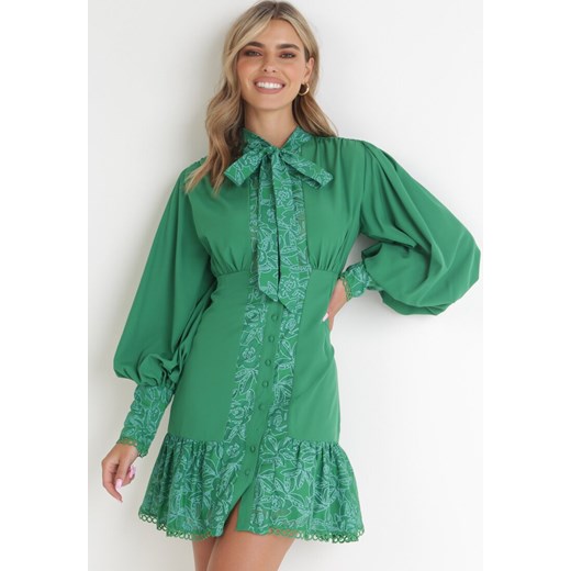 Zielona Koszulowa Sukienka Mini z Ozdobnym Wiązaniem i Szerokimi Mankietami Jeilana ze sklepu Born2be Odzież w kategorii Sukienki - zdjęcie 154171228
