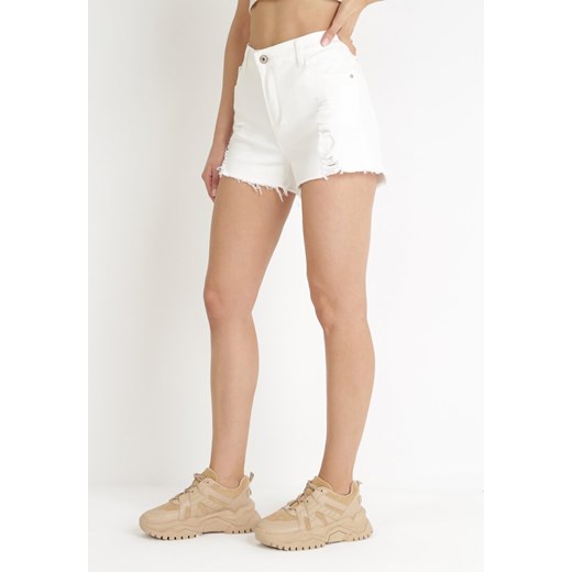 Białe Jeansowe Szorty z Postrzępionymi Nogawkami i Przetarciami Artella ze sklepu Born2be Odzież w kategorii Szorty - zdjęcie 154418517