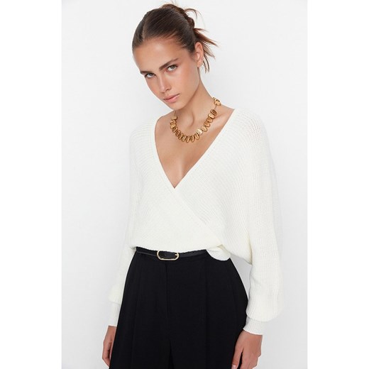 Sweter damski Trendyol z dekoltem w serek 