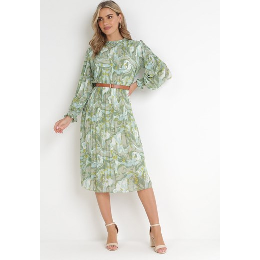 Zielona Sukienka Midi z Plisowanej Tkaniny z Paskiem z Klamerką Siaha ze sklepu Born2be Odzież w kategorii Sukienki - zdjęcie 154537139