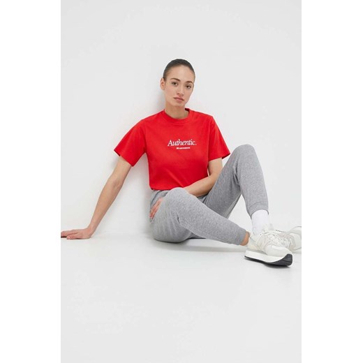 New Balance t-shirt bawełniany kolor czerwony ze sklepu ANSWEAR.com w kategorii Bluzki damskie - zdjęcie 154547885