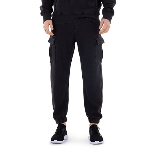 Spodnie Champion Elastic Cuff Cargo Pants 218645-KK001 - czarne ze sklepu streetstyle24.pl w kategorii Spodnie męskie - zdjęcie 154560835