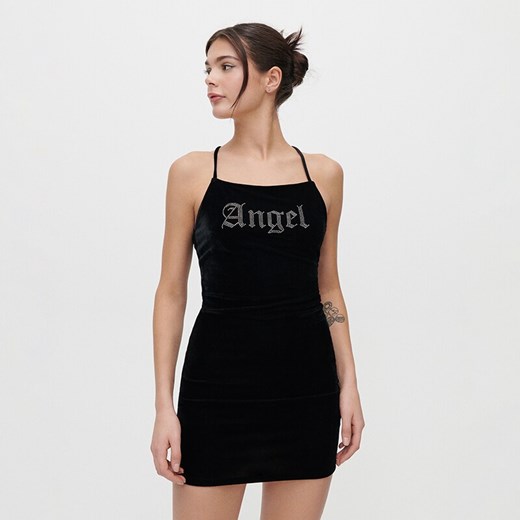 Aksamitna sukienka z aplikacją Angel czarna - Czarny House