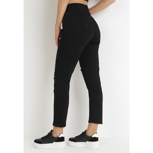 Czarne Jeansy Mom Fit z Wysokim Stanem z Przetarciami Hannadais S promocja Born2be Odzież