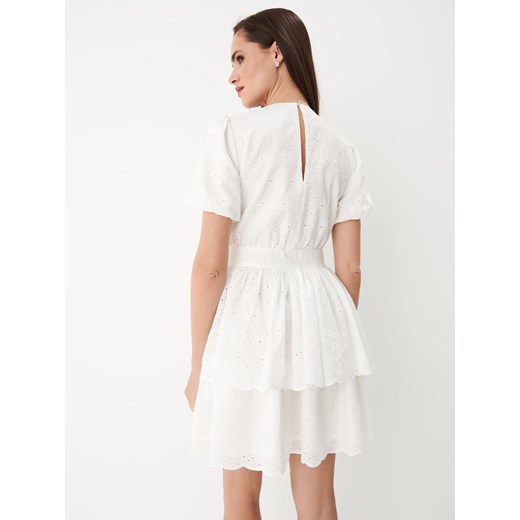 Mohito - Biała sukienka mini z ażurowymi zdobieniami - Biały Mohito 32 Mohito