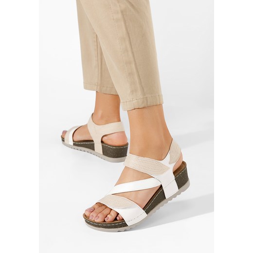 Białe sandały na koturnie Falia ze sklepu Zapatos w kategorii Sandały damskie - zdjęcie 155935979