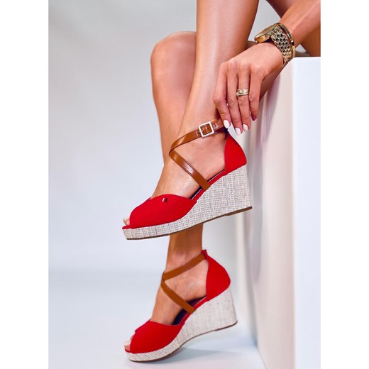 Sandały damskie czerwone Bm na lato tkaninowe eleganckie z klamrą na koturnie 