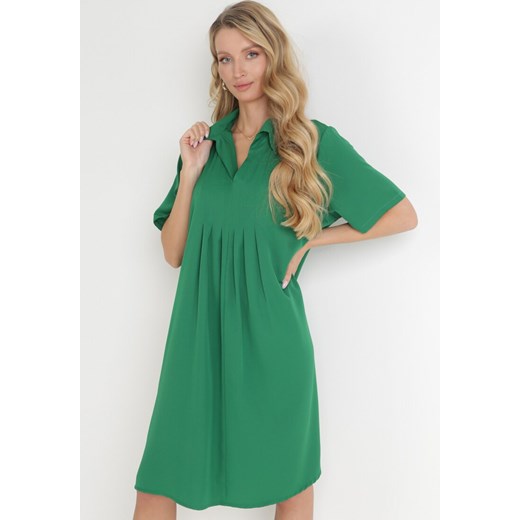 Zielona Rozkloszowana Sukienka z Zakładkami i Kołnierzykiem Alisano ze sklepu Born2be Odzież w kategorii Sukienki - zdjęcie 156022817
