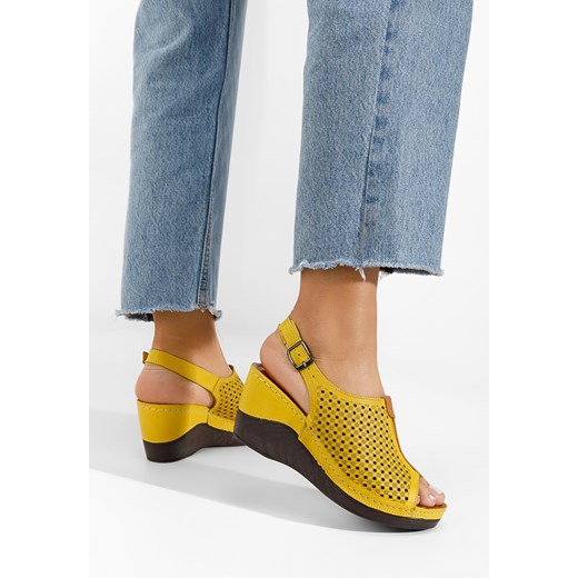 Żółte sandały na koturnie Paola ze sklepu Zapatos w kategorii Sandały damskie - zdjęcie 156101538